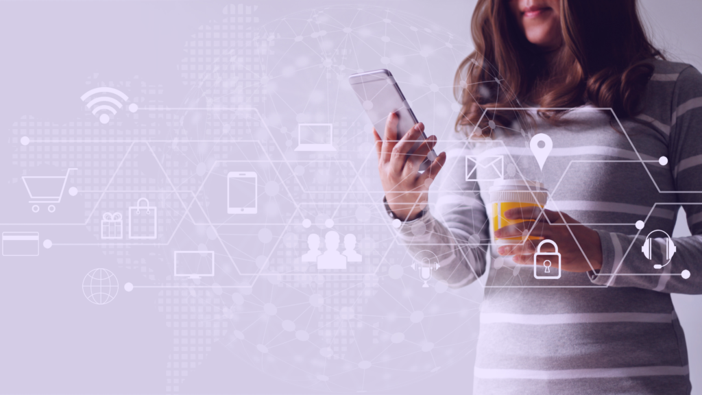 Benefícios do marketing digital - Mulher segurando celular com várias funcionalidades, como acesso a internet, redes sociais, músicas...tudo o que a Marketing digital pode proporcionar. 