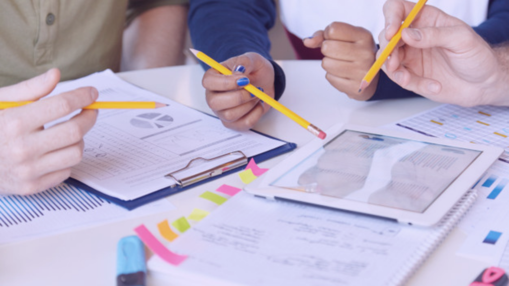 Equipe elaborando um planejamento de inbound marketing